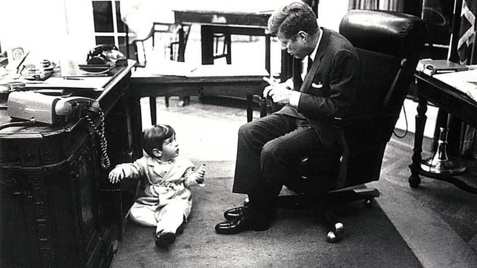 John Fitzgerald Kennedy con il figlio John John nello Studio Ovale