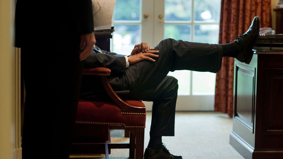 Obama con un piede sulla scrivania dello Studio Ovale nel 2009