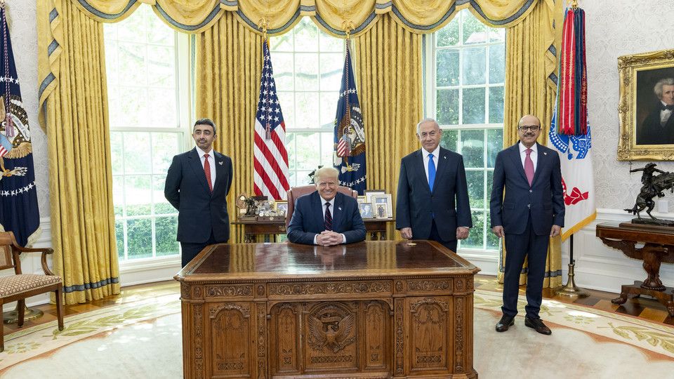 Trump alla Resolute Desk durante la firma degli accordi di Abramo tra Israele, Emirati e Bahrein