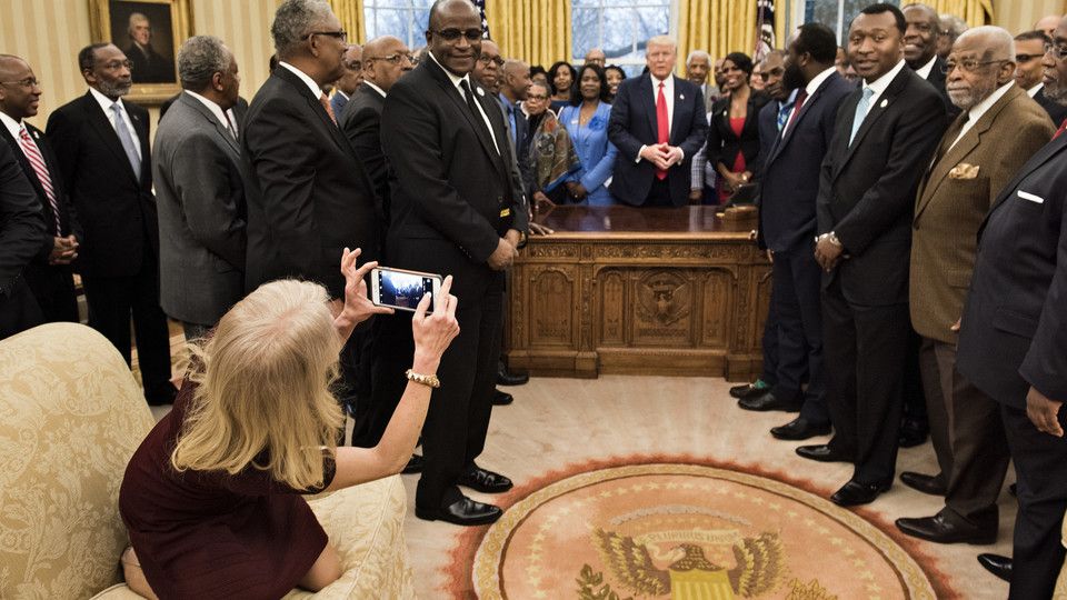 La celebre foto di Kellyanne Conway con i piedi sul divano dello Studio Ovale