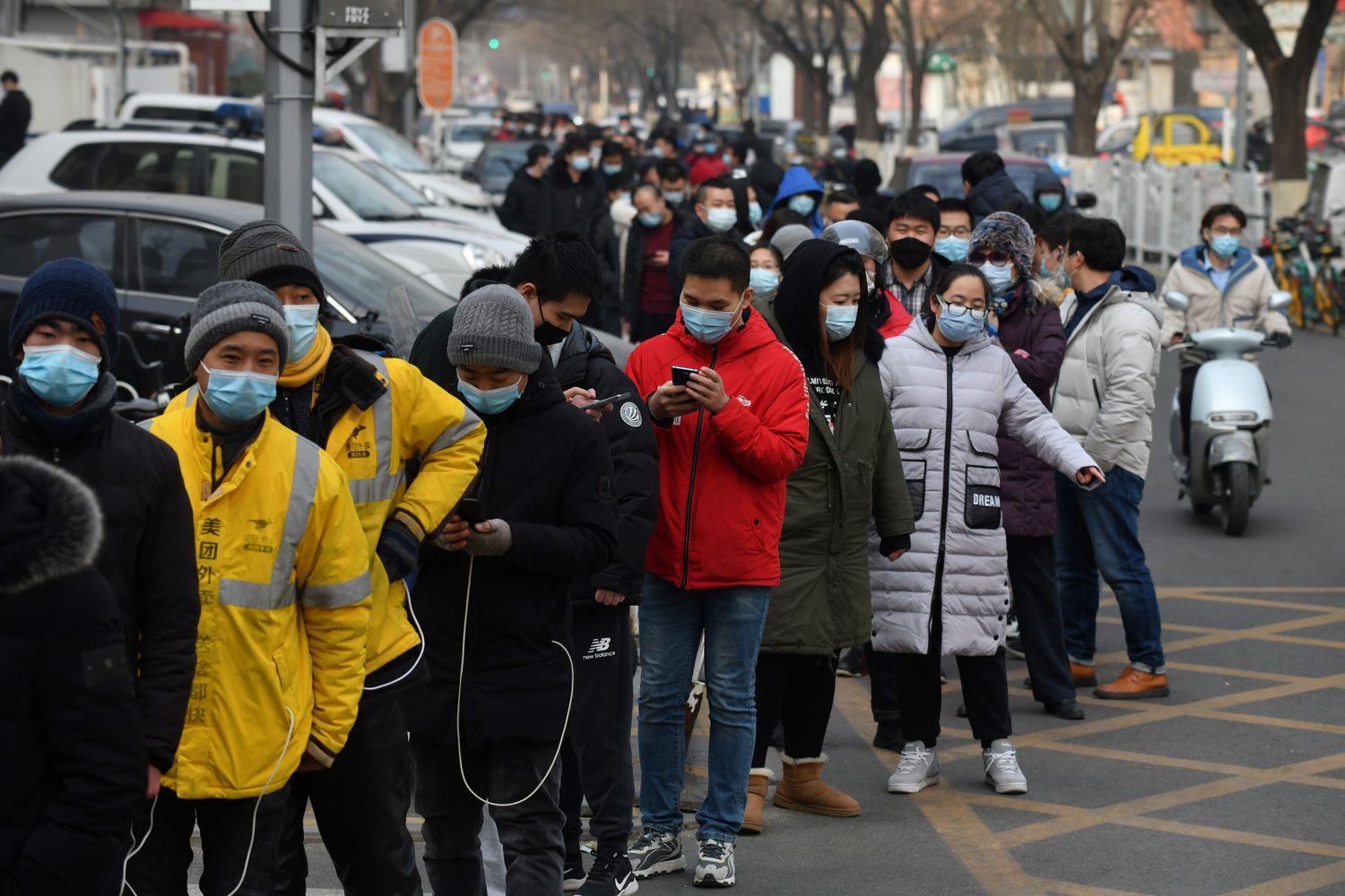 Covid, in coda per il test a Pechino
