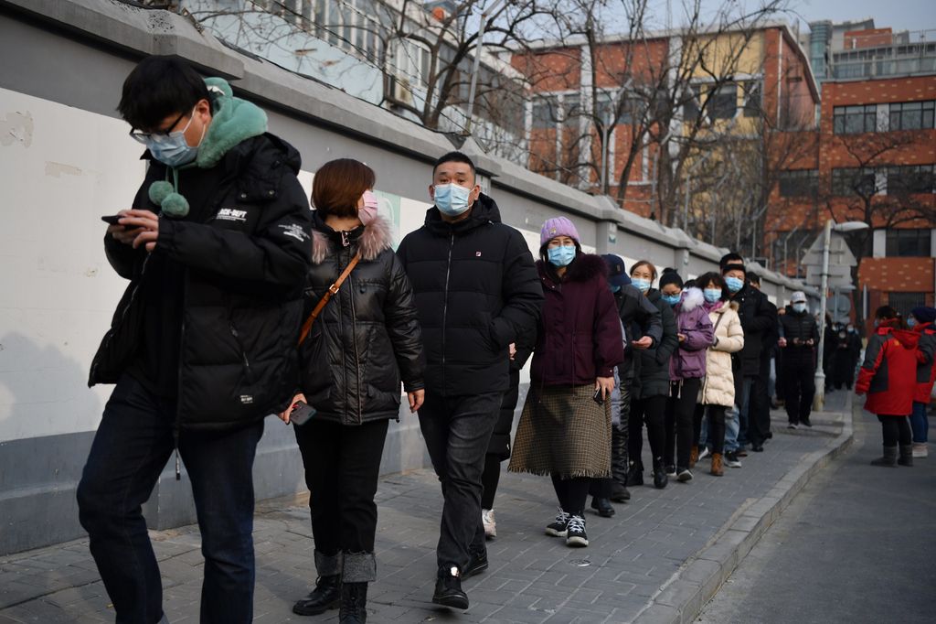 Covid, in coda per il test a Pechino