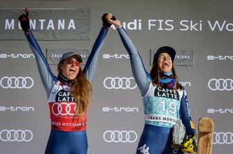 Sofia Goggia festeggia con Elena Curtoni sul podio di Crans Montana&nbsp;