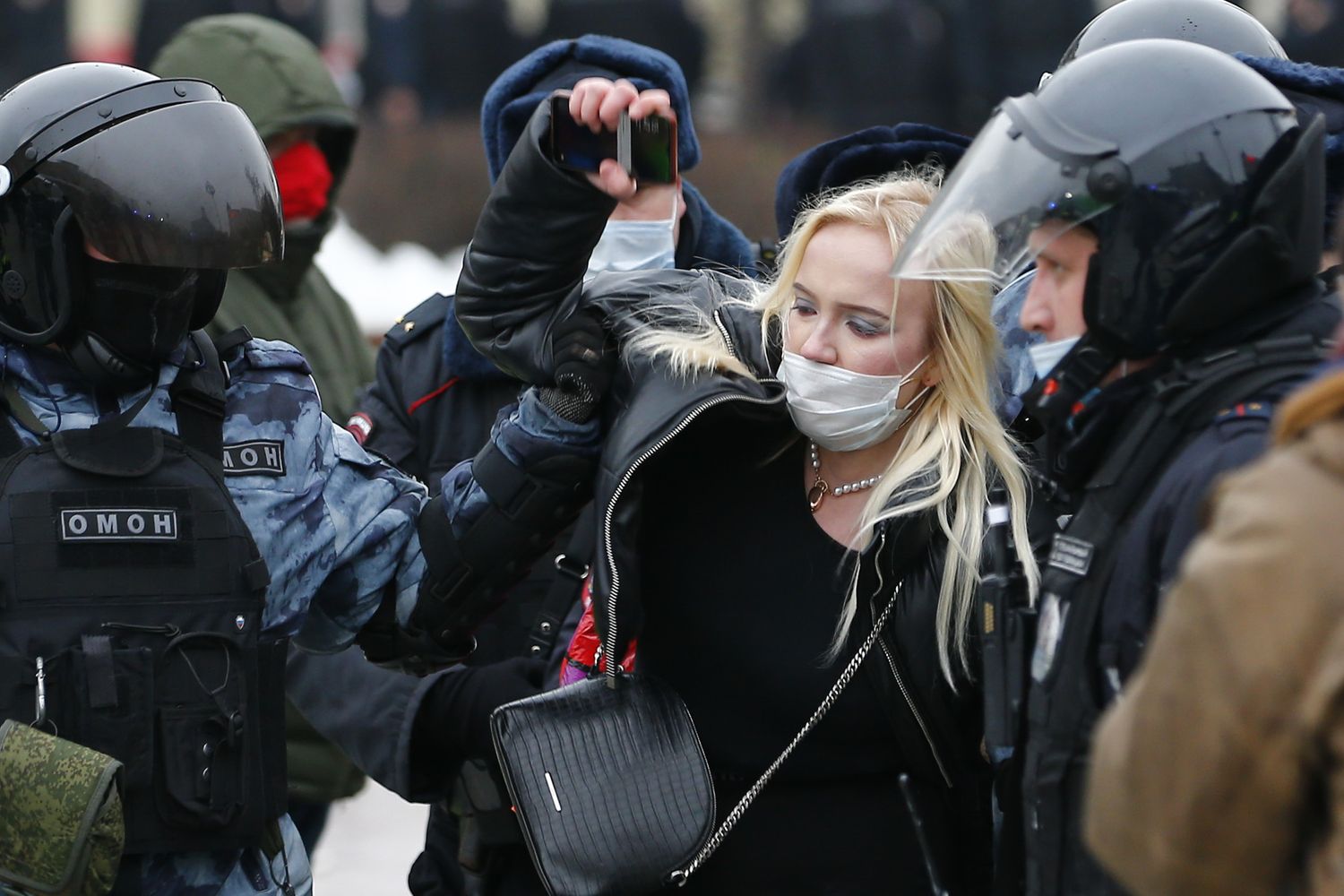Mosca, polizia ferma manifestante pro-Navalny