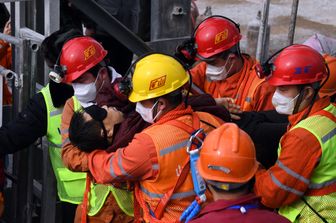 Il salvataggio di uno degli operai nella miniera d'oro dello Shandong, in Cina
