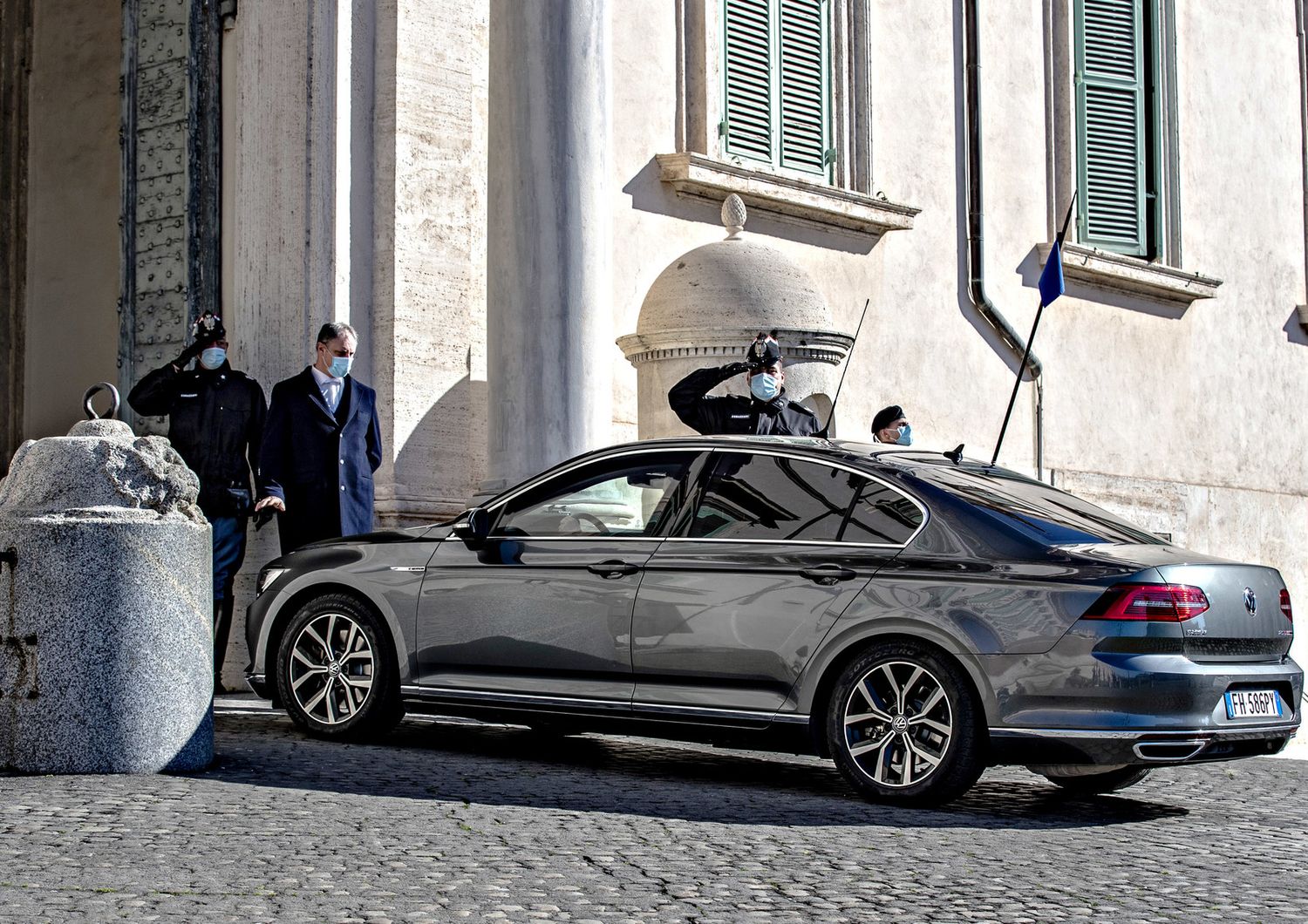 L'auto di Conte arriva al Quirinale