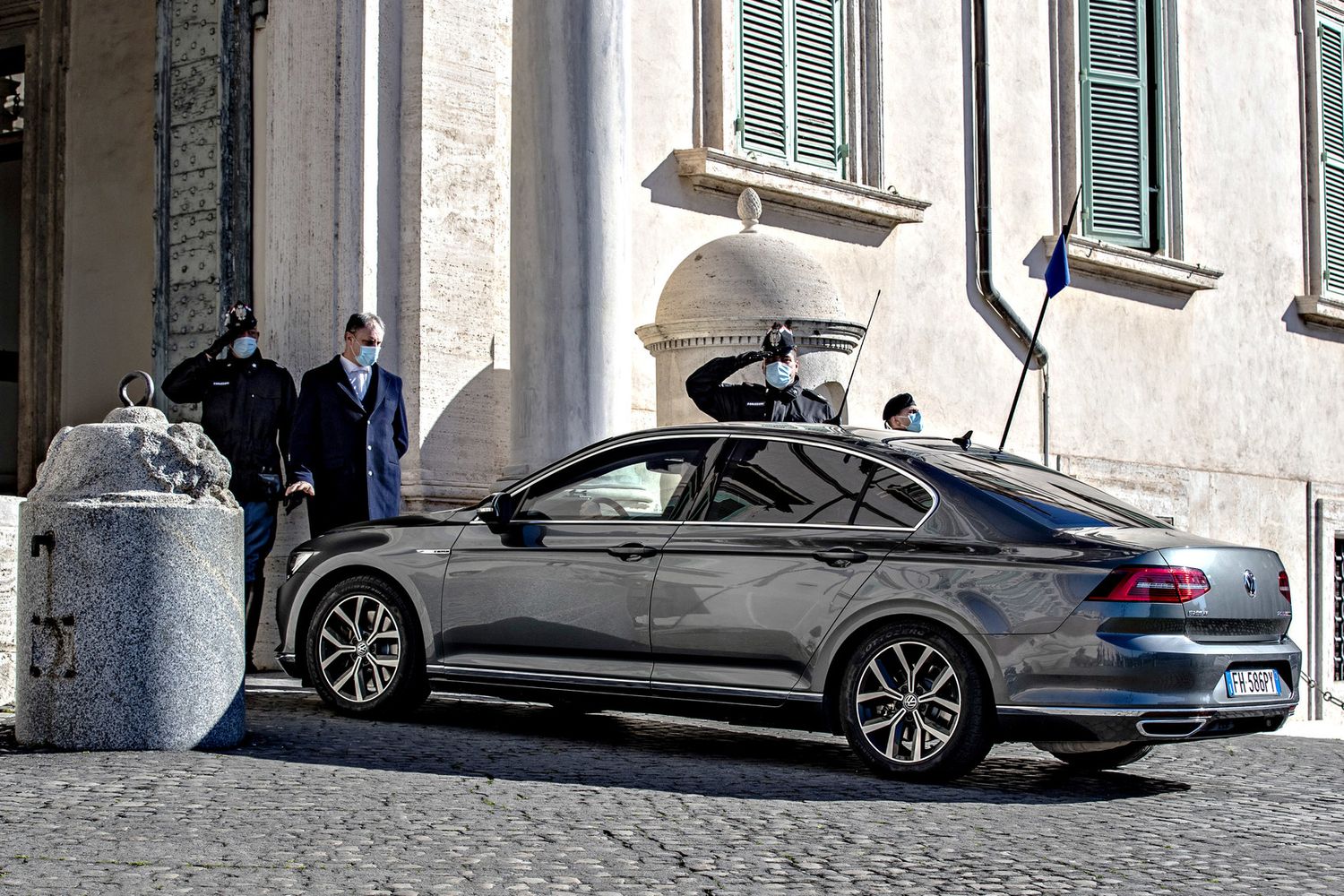 L'auto di Conte arriva al Quirinale