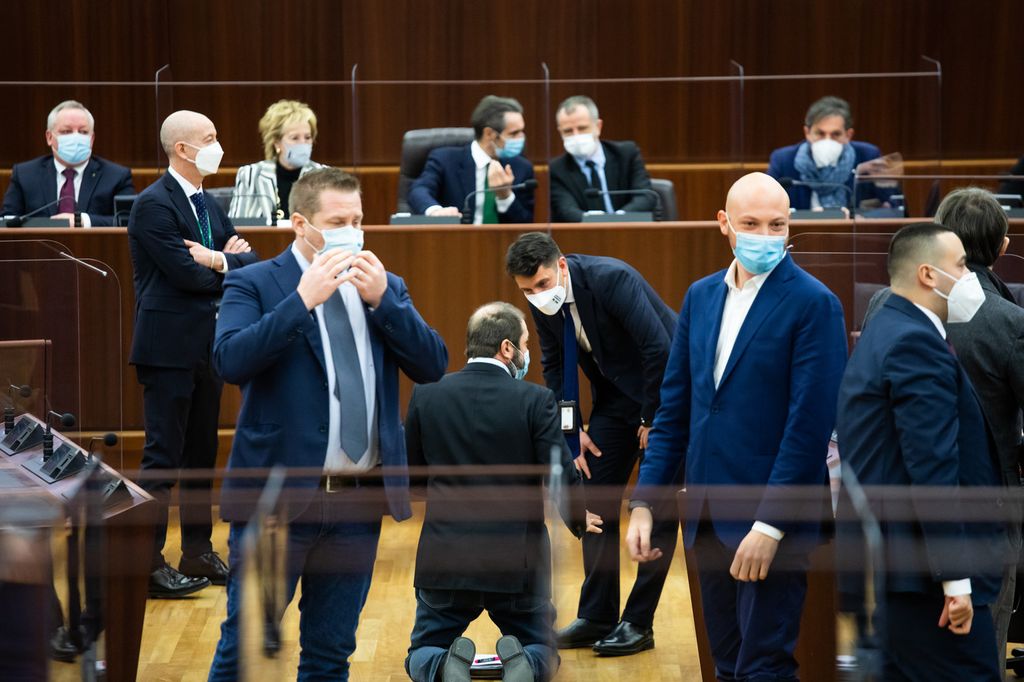Il consigliere regionale lombardo Michele Usuelli si inginocchia davanti Letizia Moratti e Attilio Fontana&nbsp;