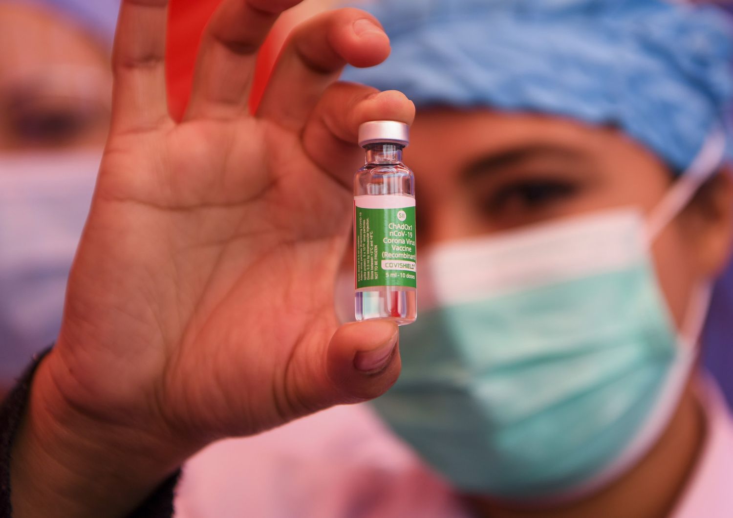 Una fiala di vaccino AstraZeneca