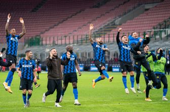Calcio: l'esultanza dei giocatori dell'Inter dopo la vittoria contro il Milan in Coppa Italia in uno stadio Meazza vuoto