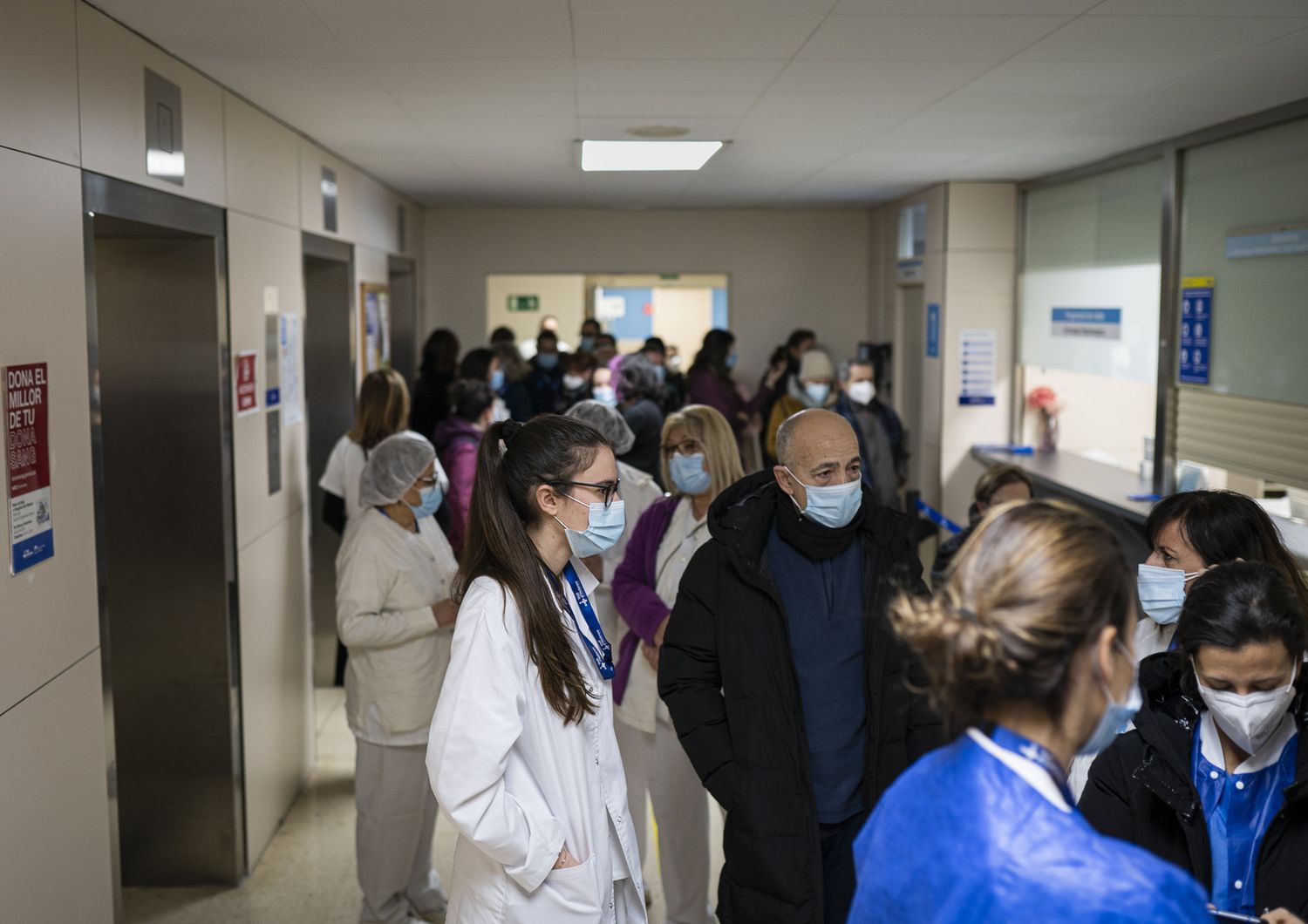 Spagna: operatori sanitari in coda per ricevere il vaccino anti Covid