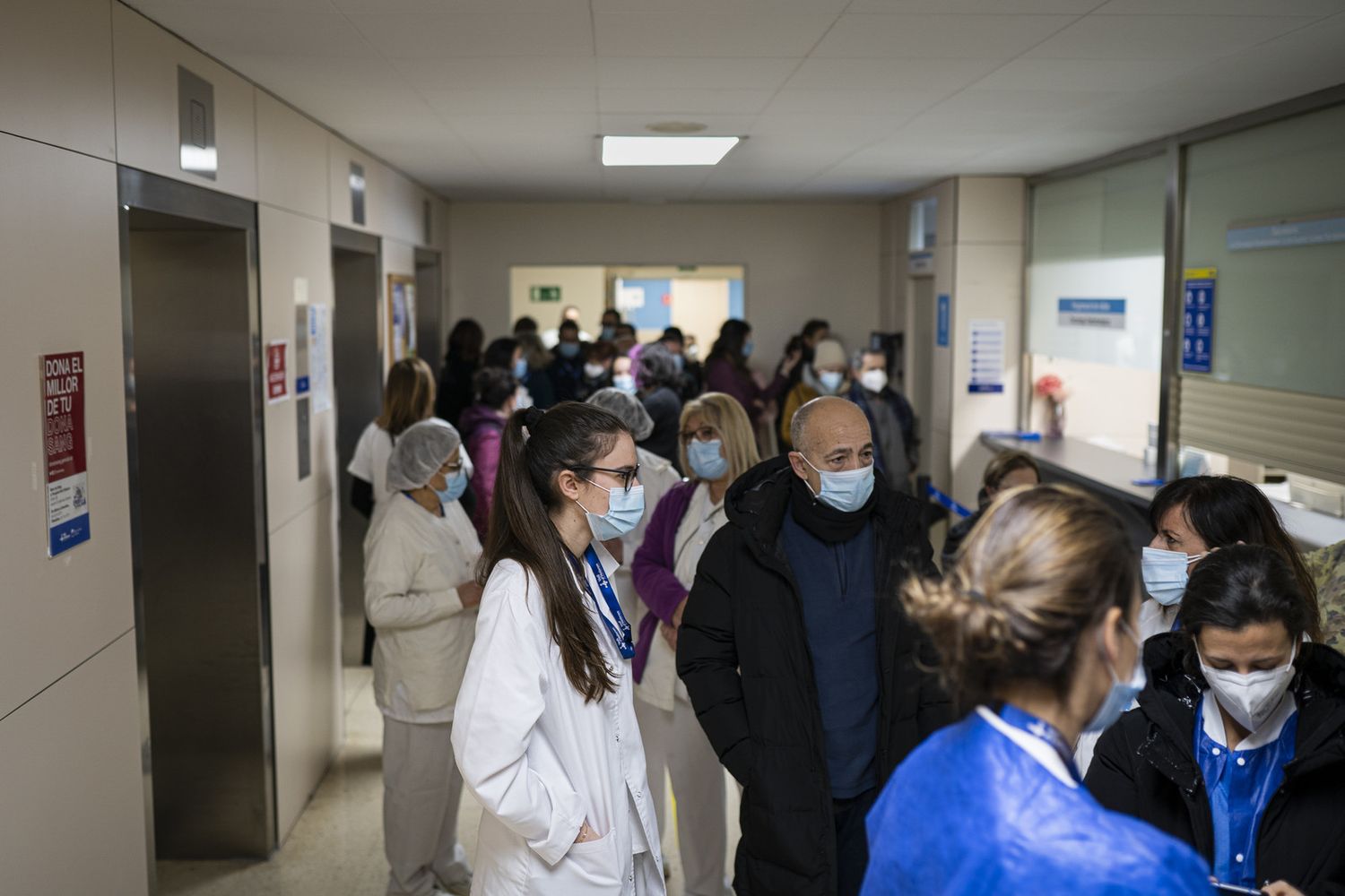 Spagna: operatori sanitari in coda per ricevere il vaccino anti Covid