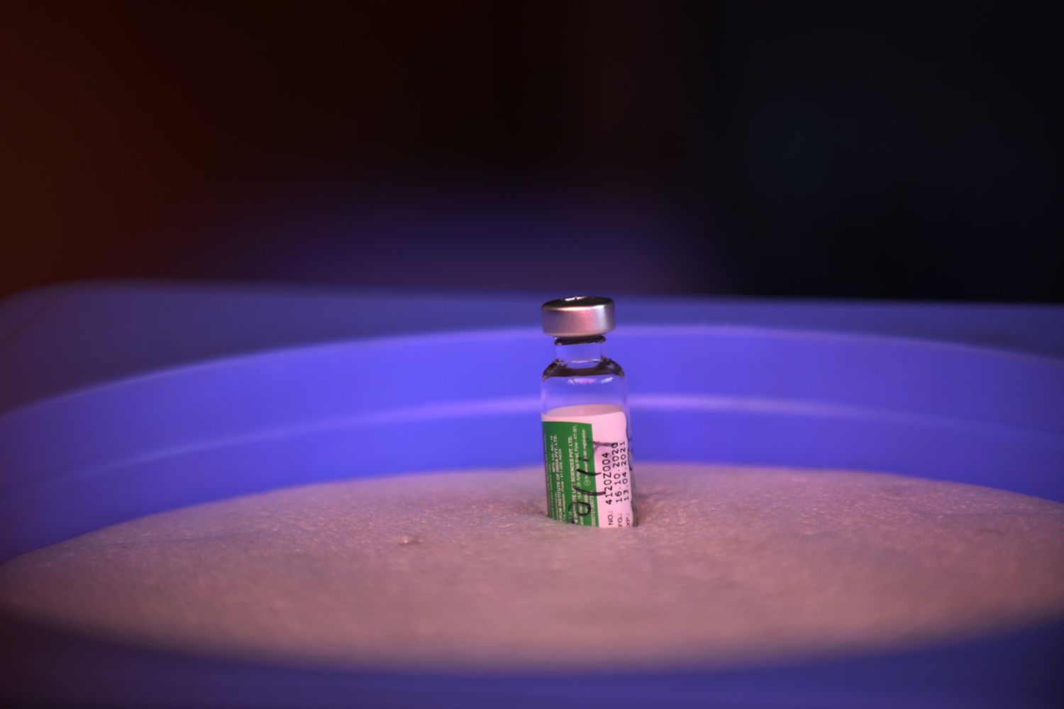 Una fiala di vaccino AstraZeneca