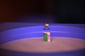 Una fiala di vaccino AstraZeneca