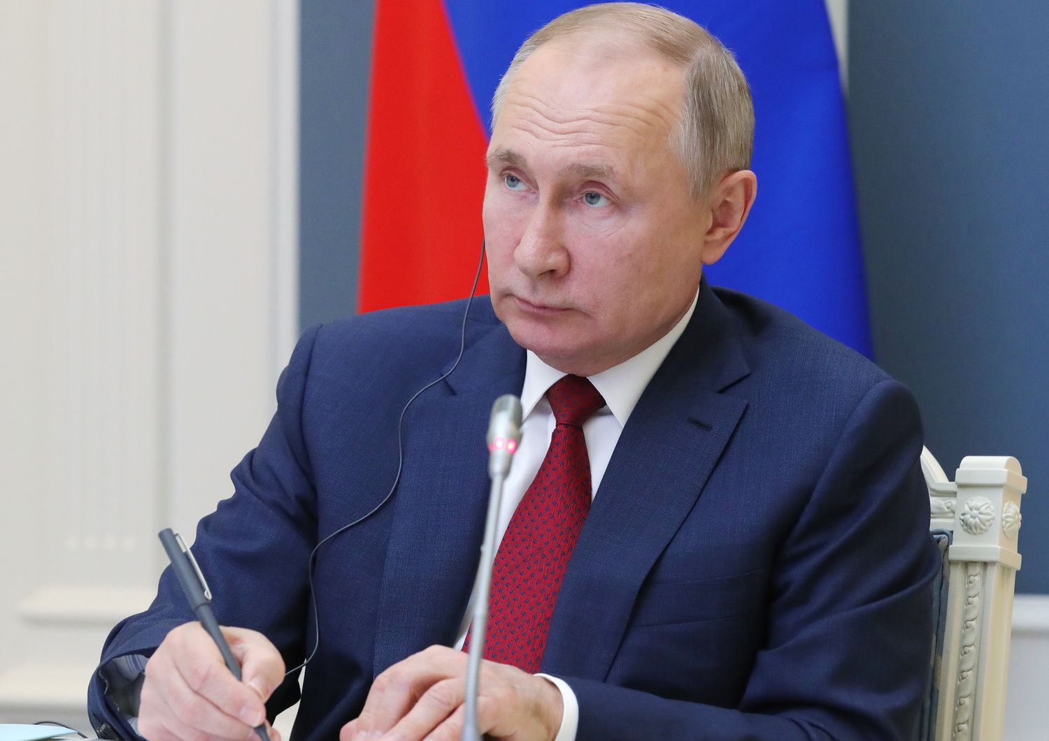 Il presidente russo Vladimir Putin collegato con il World Economic Forum di Davos