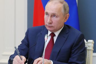 Il presidente russo Vladimir Putin collegato con il World Economic Forum di Davos
