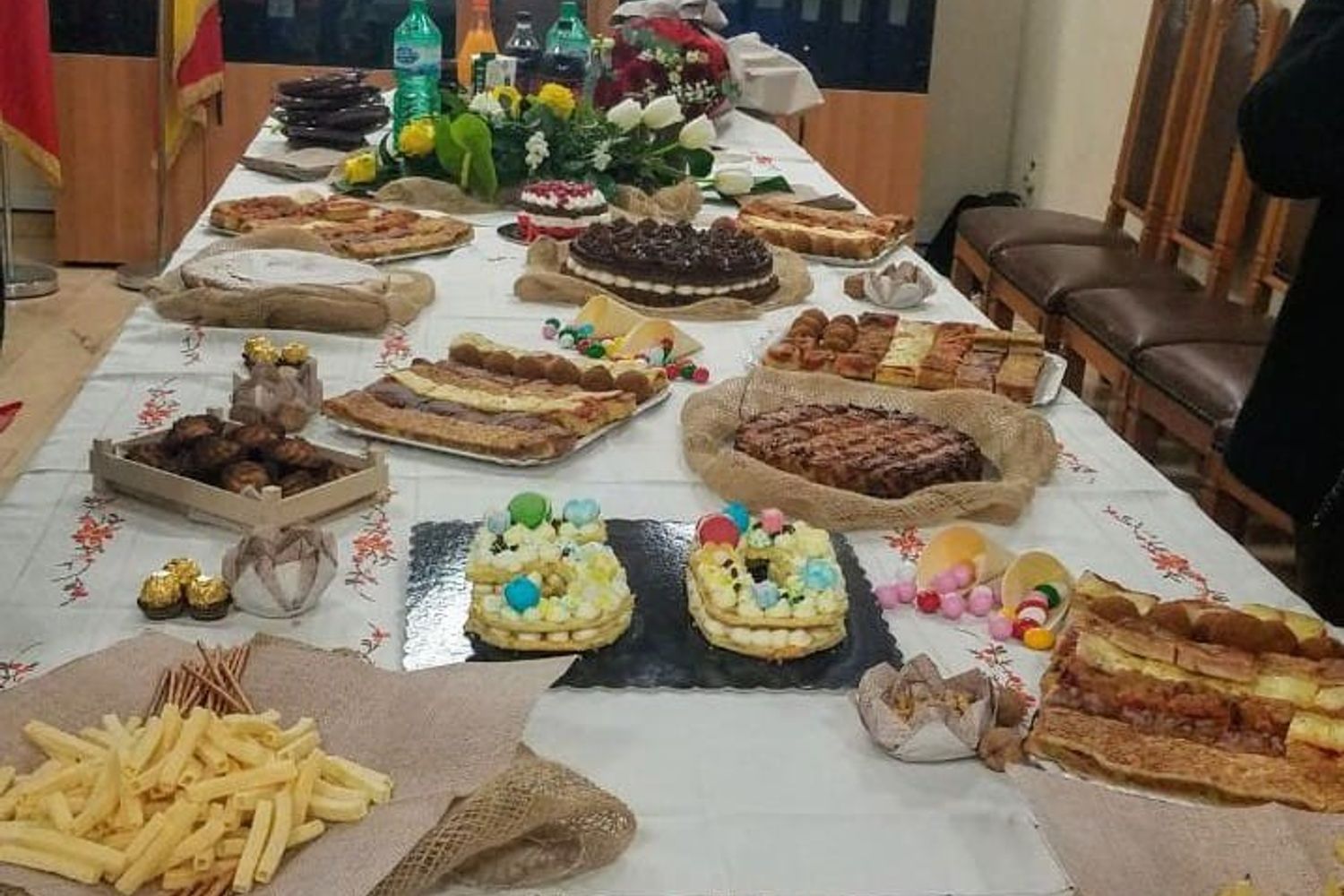 La foto postata da un consigliere comunale che documenta la festicciola a Castellammare del Golfo