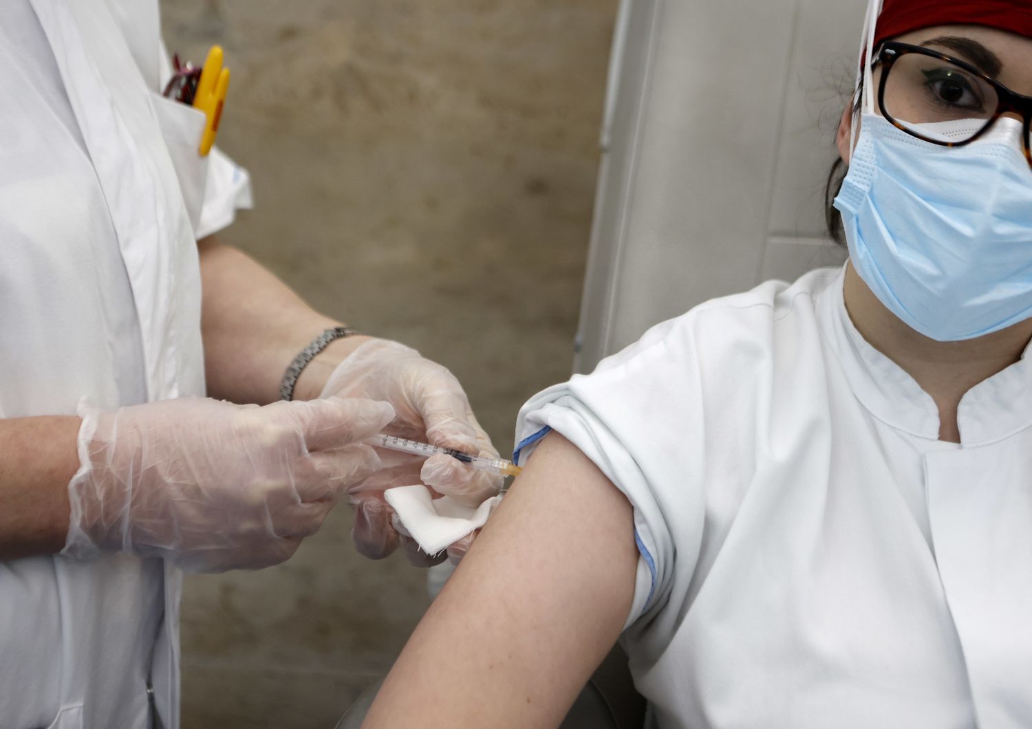 Somministrazione del vaccino anti Covid al personale dell'ospedale Santo Spirito di Roma