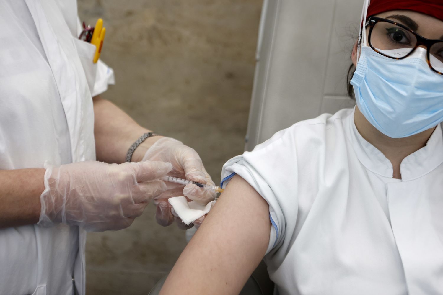 Somministrazione del vaccino anti Covid al personale dell'ospedale Santo Spirito di Roma