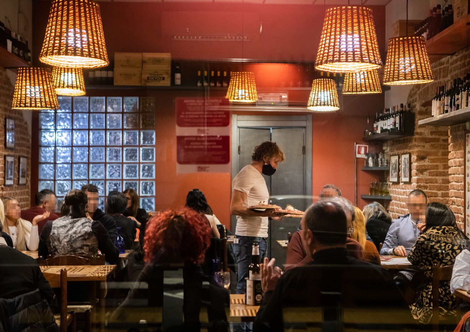 Un ristorante di Milano durante l'apertura serale di protesta contro le misure anti Covid