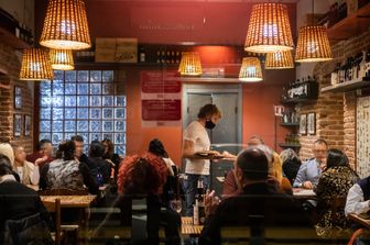 Un ristorante di Milano durante l'apertura serale di protesta contro le misure anti Covid