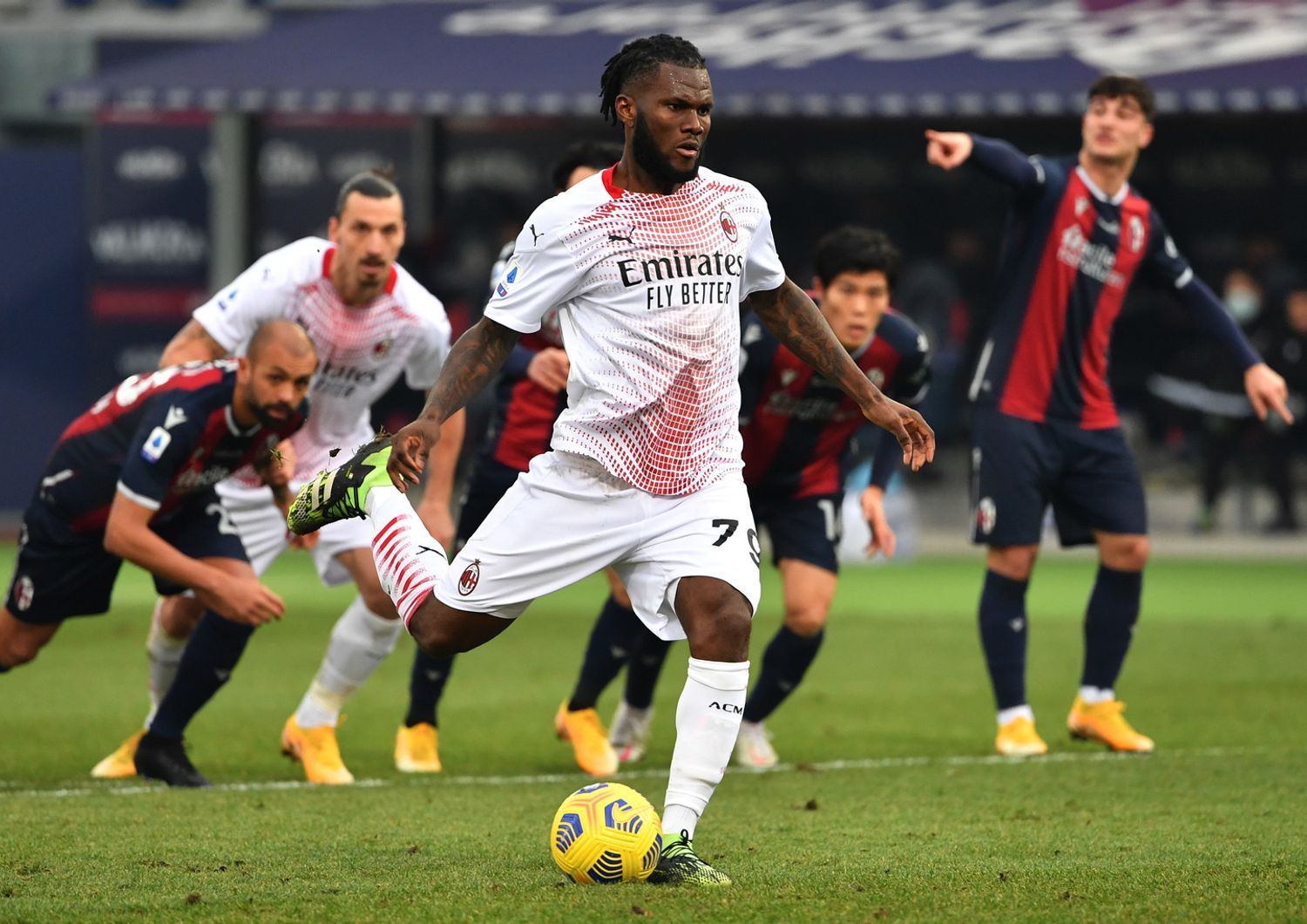 Milan-Bologna: Franck Kessie calcia il rigore