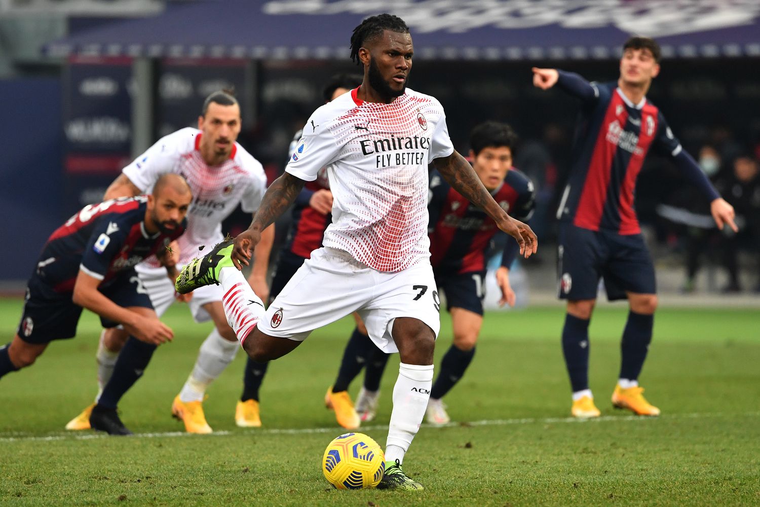 Milan-Bologna: Franck Kessie calcia il rigore