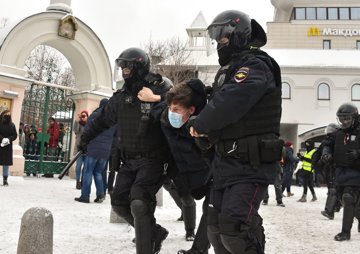 Russia: l'arresto di un manifestante pro Navalny durante le proteste a Mosca