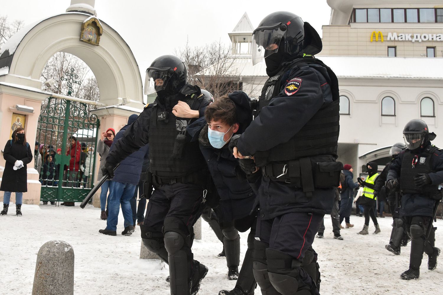 Russia: l'arresto di un manifestante pro Navalny durante le proteste oggi a Mosca
