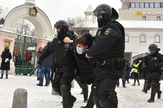 Russia: l'arresto di un manifestante pro Navalny durante le proteste oggi a Mosca