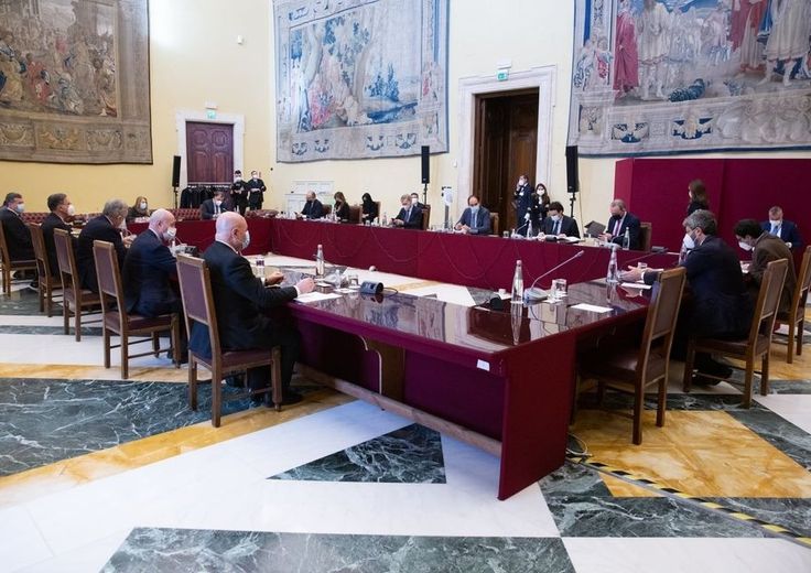 Il tavolo della maggioranza riunito con il presidente della Camera, Roberto Fico