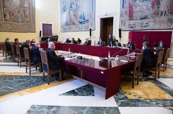 Il tavolo della maggioranza riunito con il presidente della Camera, Roberto Fico
