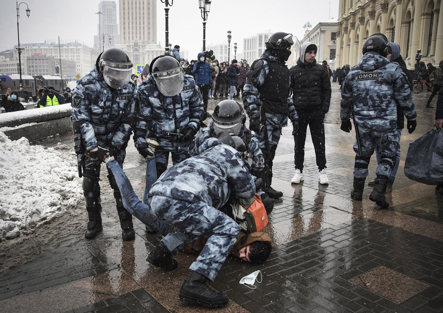 L'arresto di un sostenitore di Navalny a Mosca