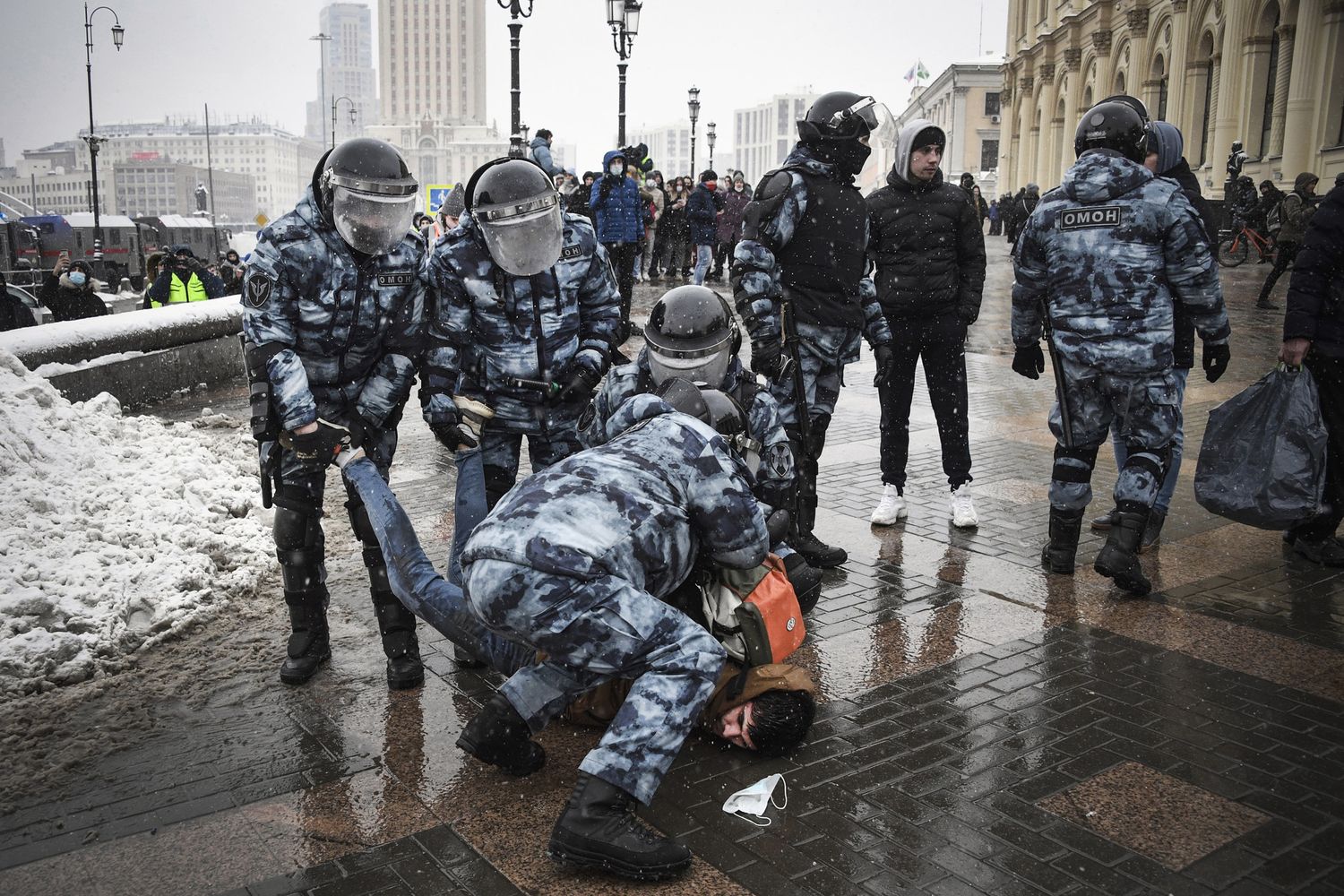 L'arresto di un sostenitore di Navalny a Mosca