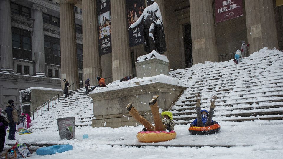 Newyorkesi giocano con la neve a Wall Street