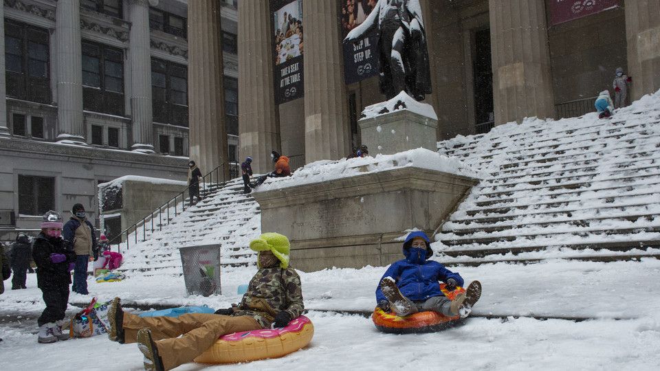 Newyorkesi giocano con la neve a Wall Street