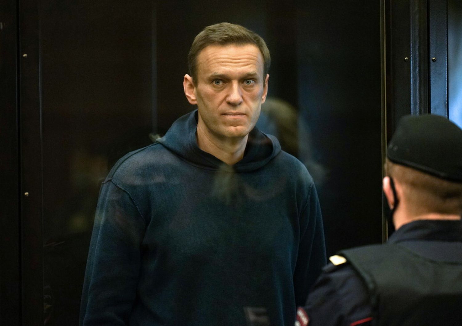 Alexei Navalny fa il suo ingresso in aula a Mosca