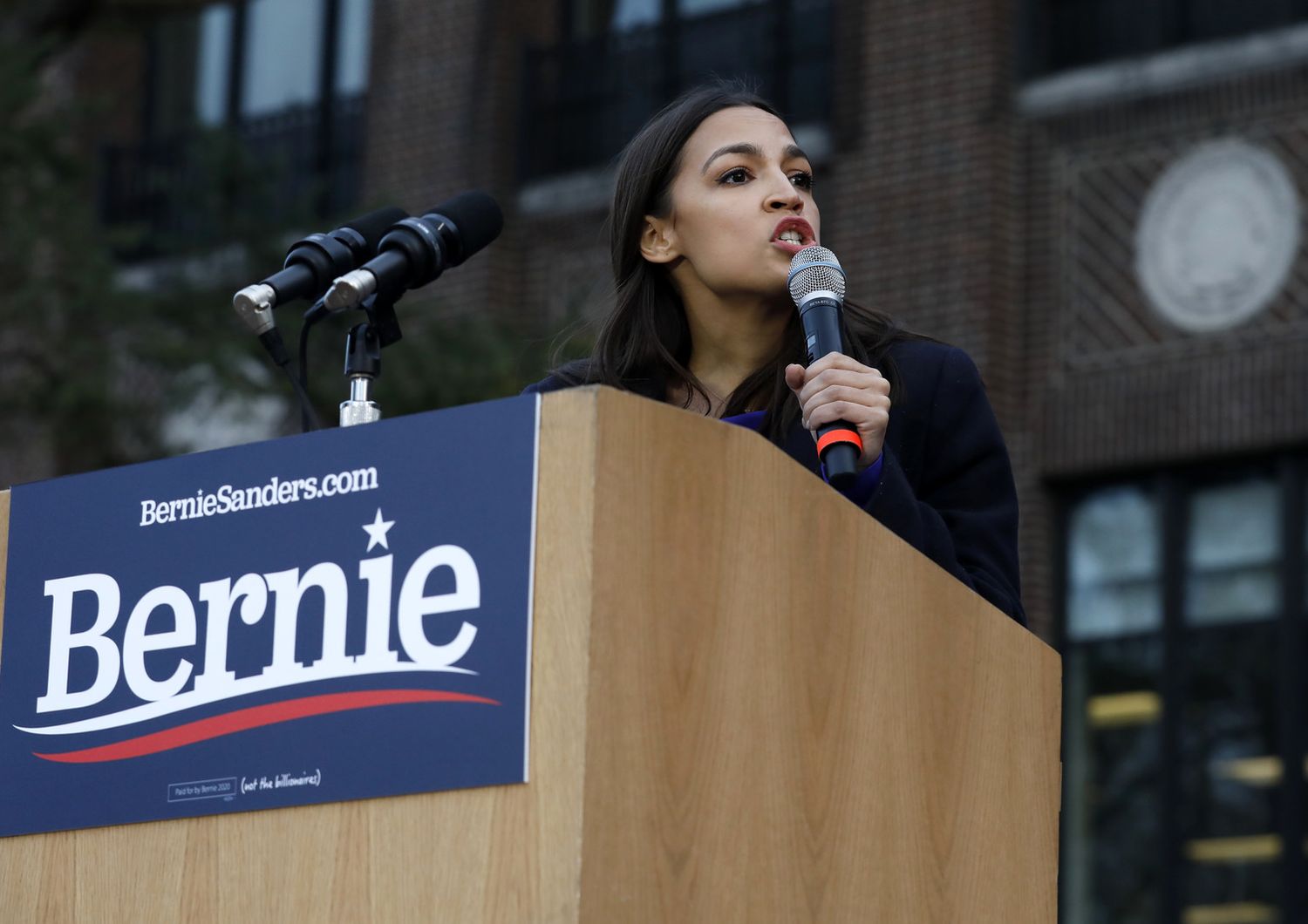 Alexandria Ocasio Cortez parla a sostegno di Bernie Sander in questa foto d'archivio delle primarie democratiche del 200