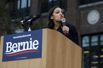 Alexandria Ocasio Cortez parla a sostegno di Bernie Sander in questa foto d'archivio delle primarie democratiche del 200