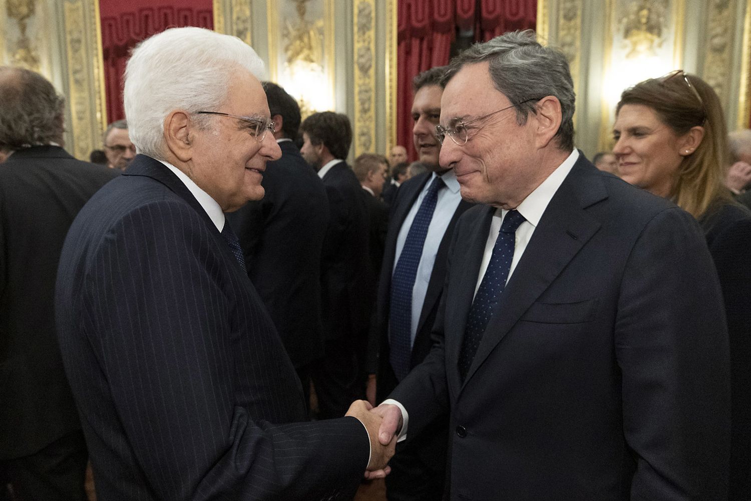 Nella foto d'archivio, stretta di mano tra Mattarella e Draghi al Quirinale