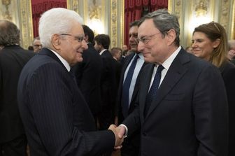 Nella foto d'archivio, stretta di mano tra Mattarella e Draghi al Quirinale