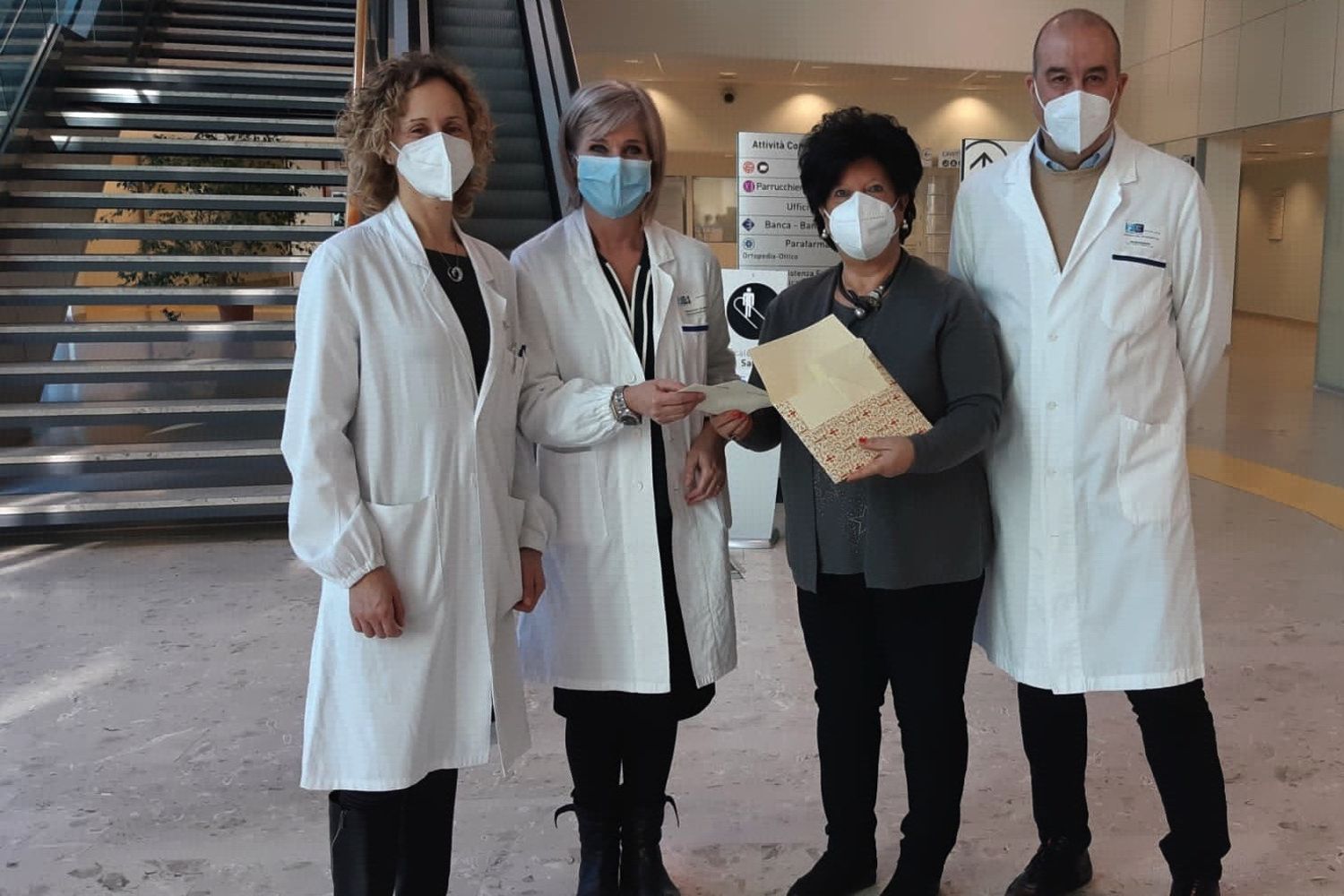 La signora Osanna mentre consegna le lettere ai sanitari