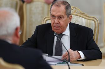 Un momento del faccia a faccia tra il ministro russo degli Esteri Sergei Lavrov e il capo della diplomazia Ue, Josep Borrell (di spalle)