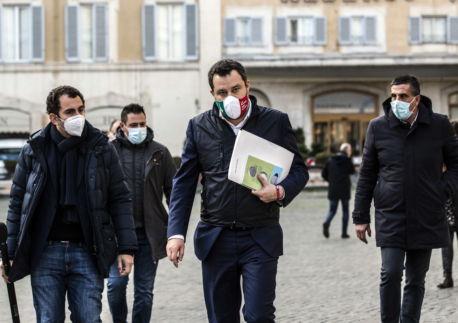 Il leader della Lega Matteo Salvini in piazza Montecitorio