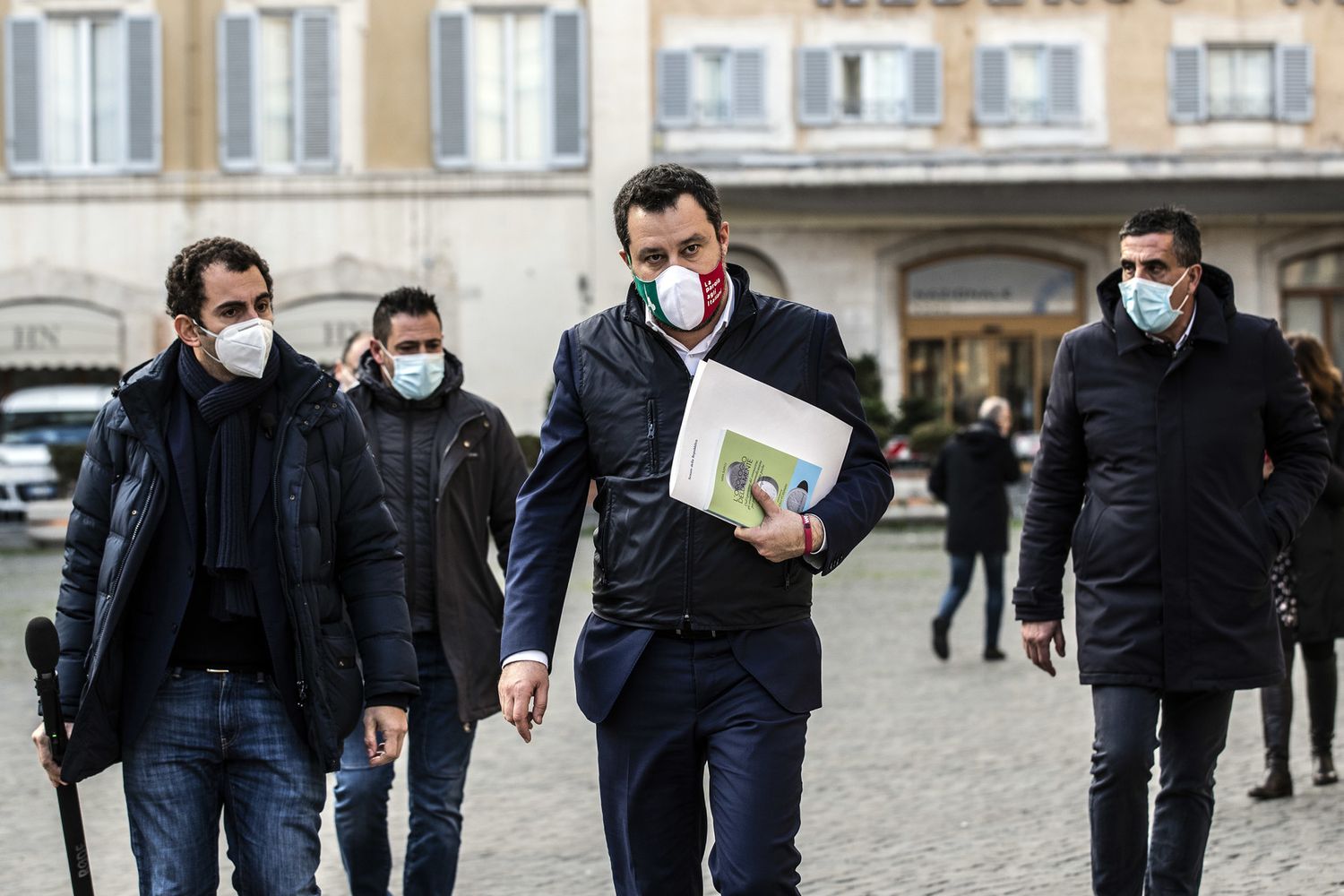 Il leader della Lega Matteo Salvini in piazza Montecitorio