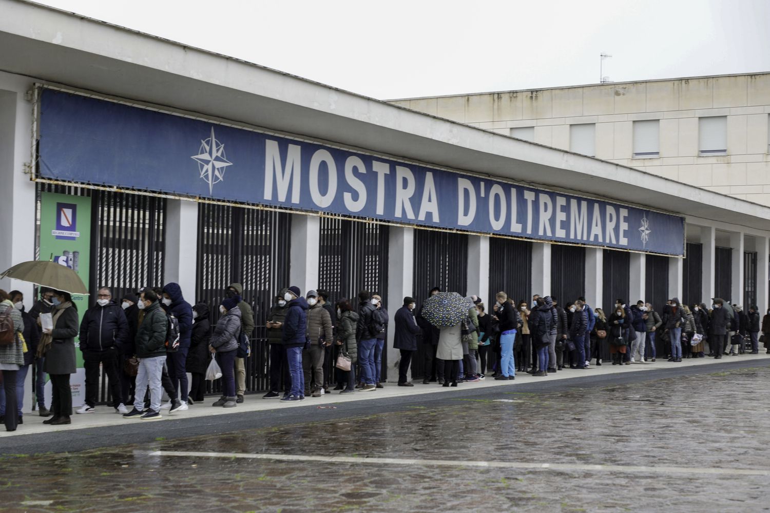 File per il vaccino anti-Covid a Napoli