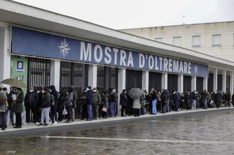 File per il vaccino anti-Covid a Napoli