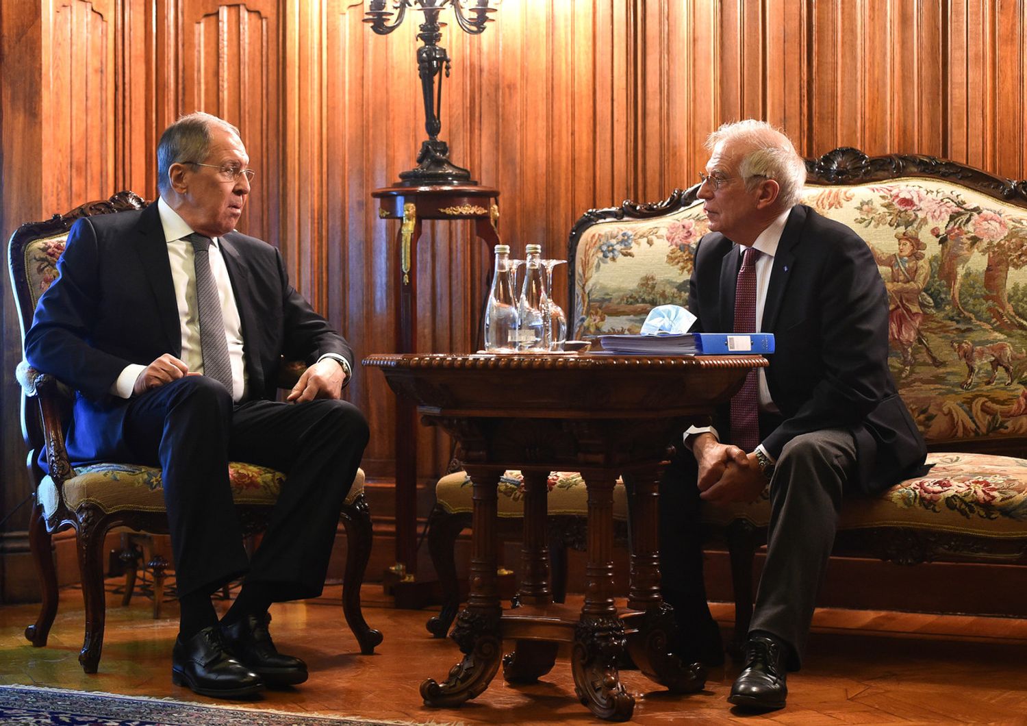 Sergei Lavrov (a sinistra) e Josep Borrell