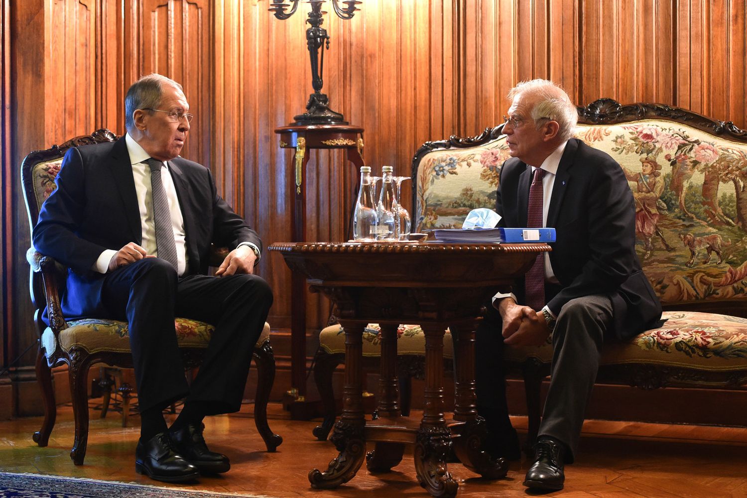 Sergei Lavrov (a sinistra) e Josep Borrell