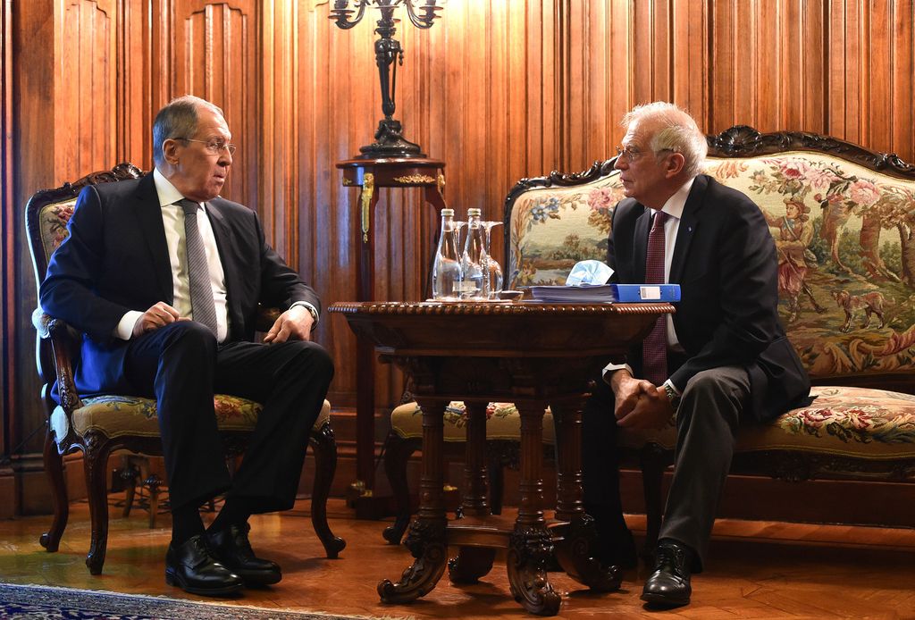 Sergei Lavrov (a sinistra) e Josep Borrell